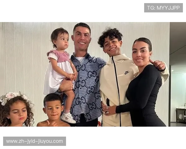 辟谣网传C罗15岁儿子迷你罗交往27岁模特原图实为乔治娜合影 辟谣网传C罗15岁儿子迷你罗交往27岁模特原图实为乔治娜合影